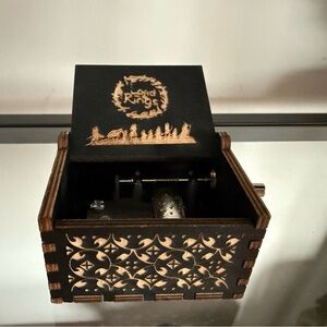 Lord of the rings music box plays theme song